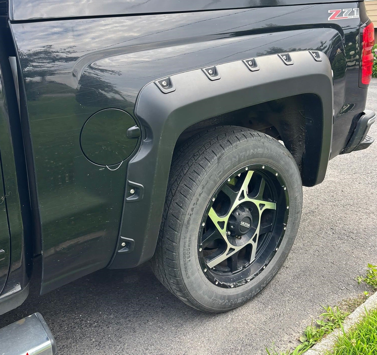 Discounted Demo Fender Flares with Minor Scratches | 2007-2013 Chevy Silverado 1500 2500 3500 5.8ft Short Box | Pocket Bolt Riveted Style | Smooth Black Paintable Set of 4 – FF205-1